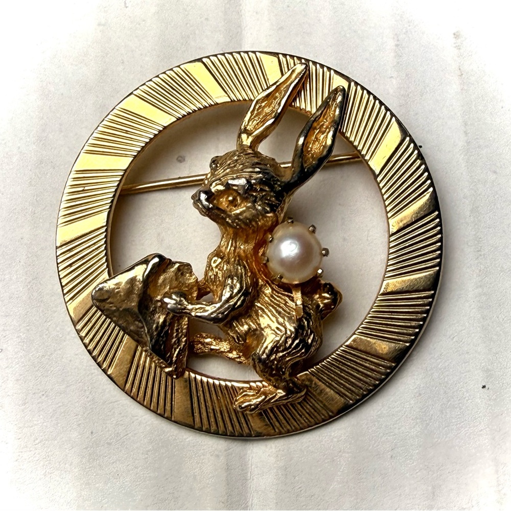 Vintage Gold Tone Textured Rabbit Hare Bunny w Faux Pearl‎ Circular Frame Easter